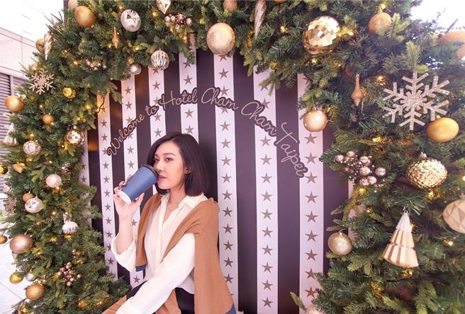 板桥凯撒、新板希尔顿及台北趣淘3馆饭店现场打造3大圣诞场景，照片为台北趣淘梦幻的2米圣诞璀璨花圈。(凯撒饭店连锁提供)