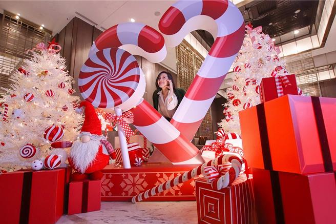 板桥凯撒大饭店装置童趣风巨型红白拐杖糖，方便旅人拍照打卡。(凯撒饭店连锁提供)