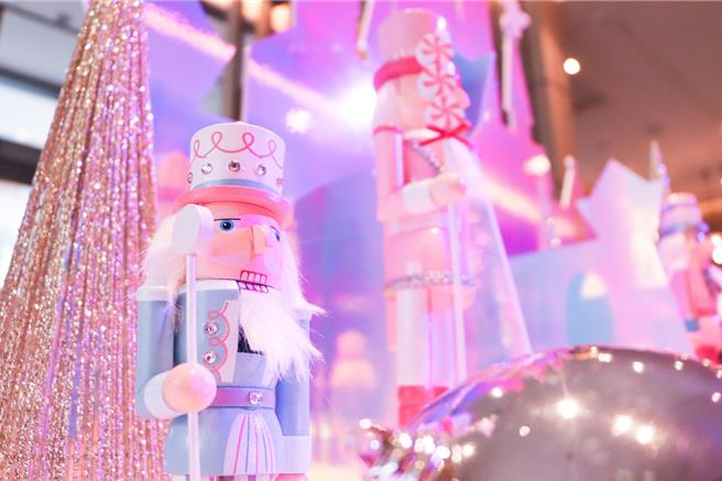 新板希尔顿酒店大厅梦幻粉金胡桃钳城堡吸睛度百分百，让人如坠入童话般的梦幻国度。(凯撒饭店连锁提供)