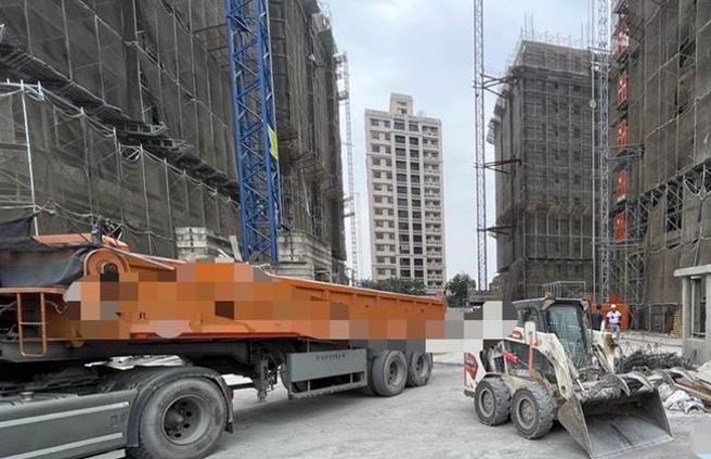 高雄市在桥头区一处工地建案内今天中午发生一起工安意外，警方调查，60岁陆姓工人在驾驶山猫挖土机卸货倒车时，66岁段姓工人因不明原因出现在挖土机后方，而不慎遭碾压，当场无呼吸心跳。（警方提供／林雅惠高雄传真）