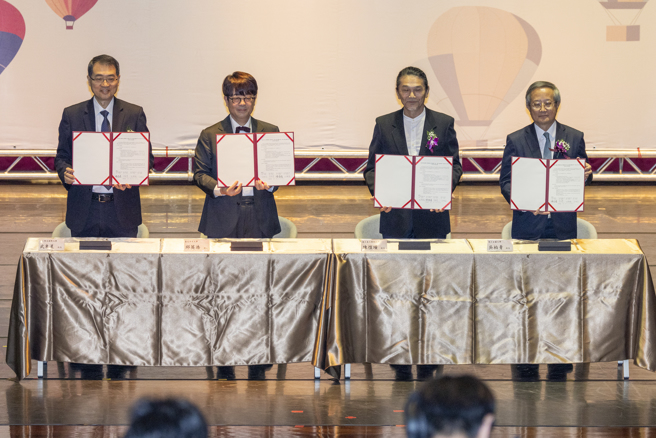 创新合作计划昨日于北市大进行签约仪式，暨大校长武东星与其他三所大学的校长一同出席，共同揭开序幕。(照片/国立暨南国际大学提供)