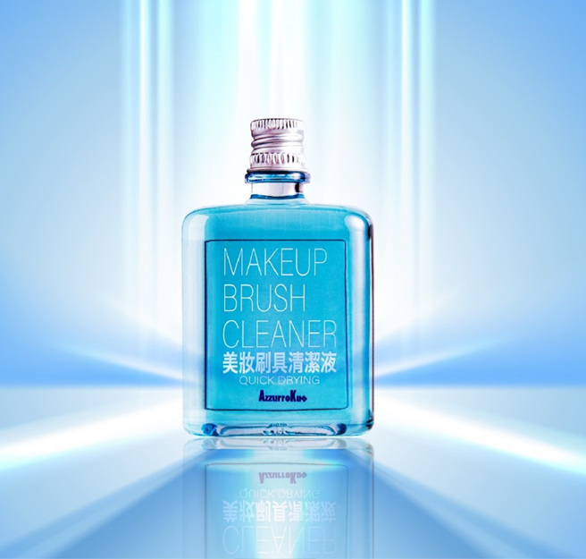 彩妆师AzzurroKuo推出的专业美妆刷具清洁液，网红罗岚用得超顺手。（图／全家人健康提供）