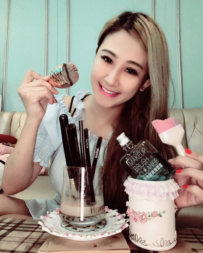彩妆师AzzurroKuo推出的专业美妆刷具清洁液，让网红罗岚一试就爱上。（图／罗岚提供）