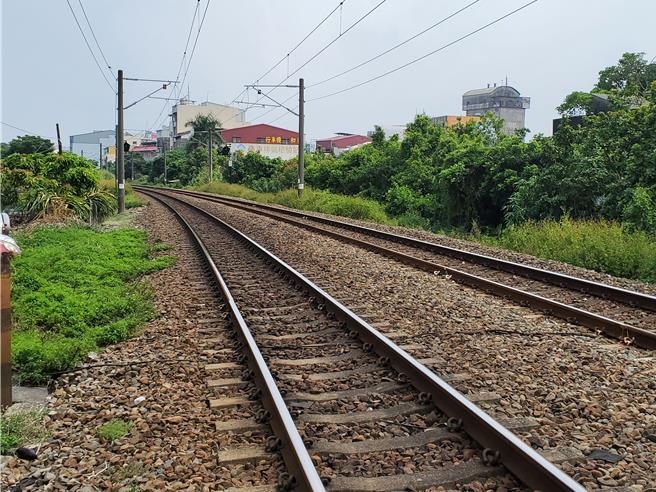 斗六火车站北侧轨道目前曲率半径是689公尺，将优化至730公尺。（周丽兰摄）