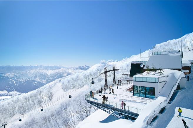 星野TOMAMU度假村矗立在北国大地中，夏天欣赏绝美云海，冬天则可享受极上的粉雪乐趣。（华航提供）