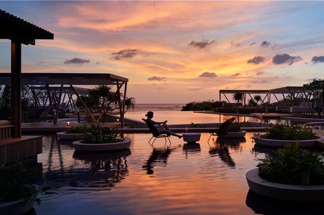 星野冲绳虹夕诺雅渡假村提供寧静的田野风光，搭配琉球朝食、西西里朝食等美味早餐选择，让旅人体验冲绳原始纯粹的风貌。（华航提供）