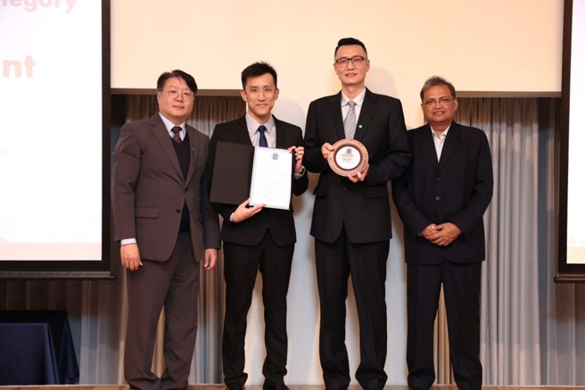 台北市消防局脫穎而出，團體獲頒「最佳機構獎」之最高榮譽，楊文碩小隊長榮獲「COVID-19抗疫戰士-個人獎」。（圖／消防局提供）