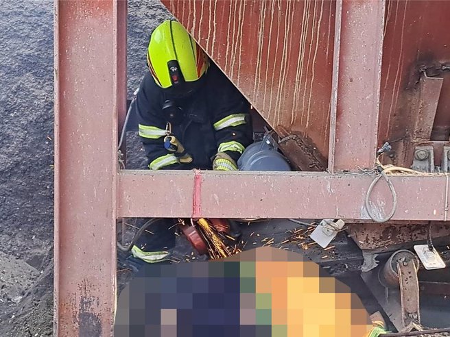 一名越南籍移工1日下午被發現受困屏東工業區一家混擬土工廠輸送帶下方，警消協助脫困後送醫搶救。(屏縣消防局提供／林和生屏東傳真)