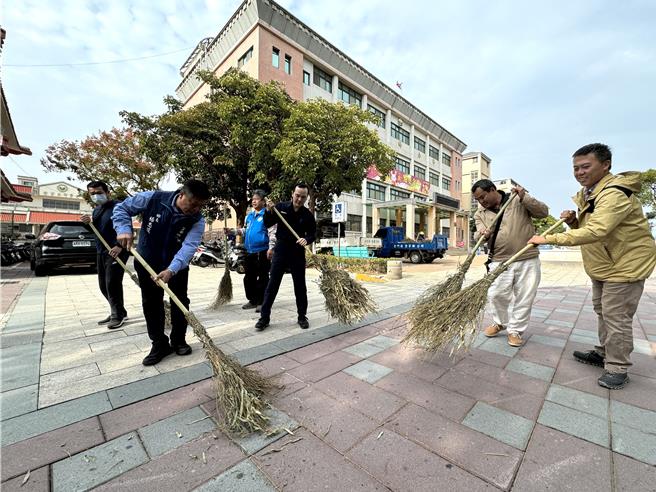 金門推動「自掃門前雪」計畫，由執行單位週邊延伸50公尺進行清掃環境整理工作，進而推及全縣整體環境。(于家麒攝)