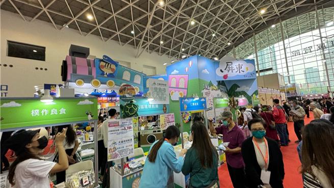 屏东馆以「飞天小火车」为主题，立体火车造型、缤纷多彩的马卡龙配色，相当吸睛。（柯宗纬摄）