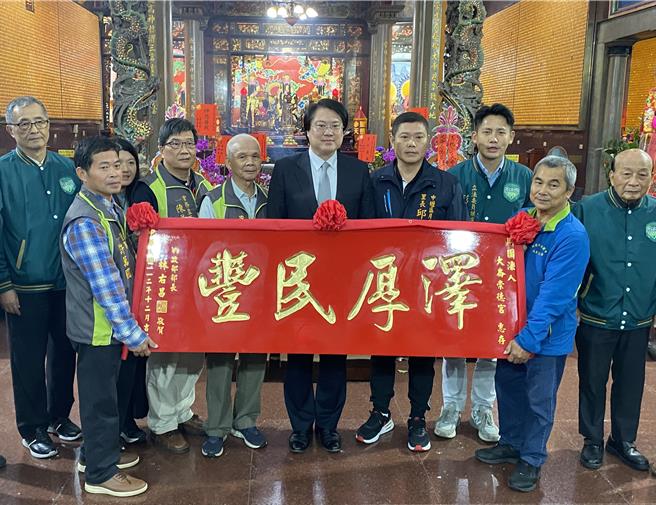 内政部长林右昌1日到桃园市视察月桃路交通工程后，前往桃园大崙崇德宫参拜。（蔡明亘摄）