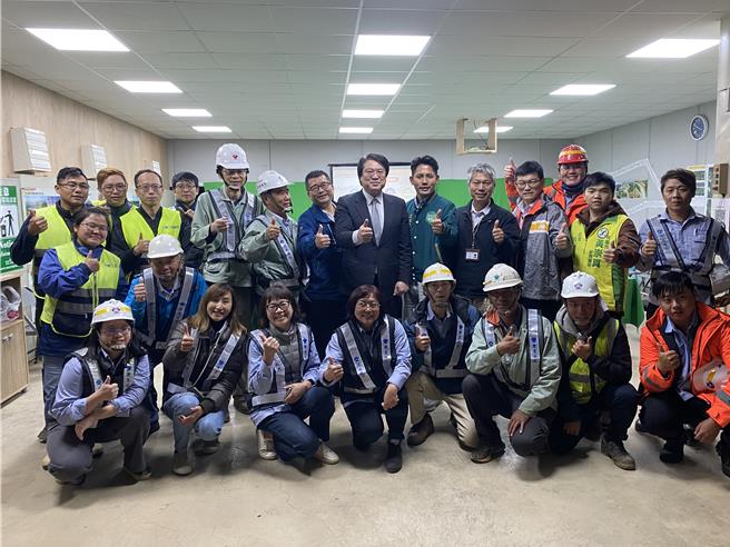 内政部长林右昌1日到桃园市视察月桃路道路拓宽及延伸至福山路道路新辟工程。（蔡明亘摄）