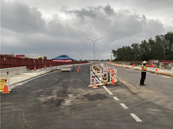 桃园月桃路道路拓宽及延伸至福山路道路新辟工程，串联桃园高铁雨草漯都市计画区，形成完整交通路网。（蔡明亘摄）