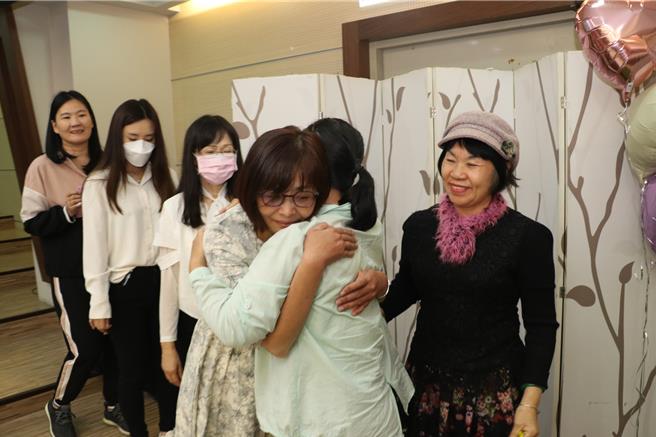 新北市社会局提倡晚年四道人生「道谢、道爱、道歉、道别」，在基督教台湾贵格会海山教会举办「编写珍重协奏曲-生前道别式工作坊」。（新北市社会局提供）