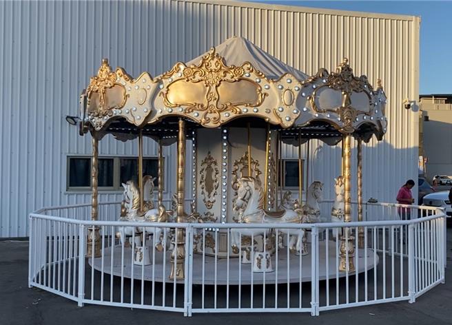 桃园三选区国民党立委鲁明哲在中坜中美路、中丰路口的竞选总部装设一座中型旋转木马，预计12月5日启用。（鲁明哲竞办提供／蔡明亘桃园传真）