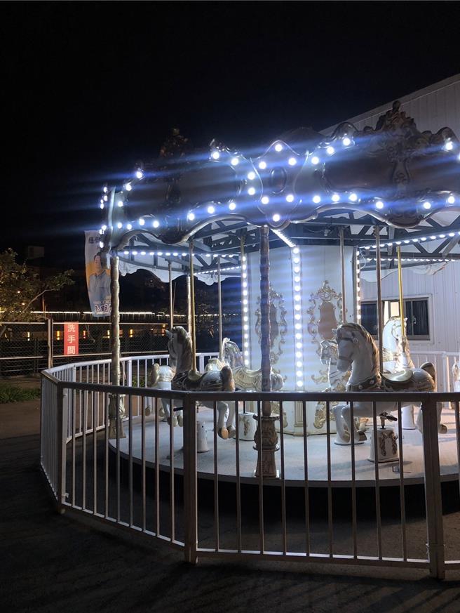 桃园三选区国民党立委鲁明哲在中坜中美路、中丰路口的竞选总部装设一座中型旋转木马，预计12月5日启用。（鲁明哲竞办提供／蔡明亘桃园传真）