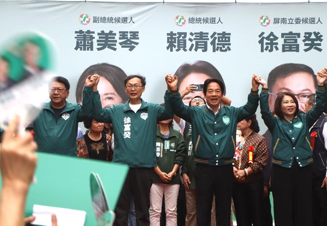 民進黨籍總統參選人賴清德1日力挺同黨屏東二選區立委參選人徐富癸，上午在恆春鎮造勢後，下午趕赴潮州鎮繼續向支持者喊話，期間他批侯友宜贊成九二共識、一個中國原則是讓台灣走回頭路。（謝佳潾攝）