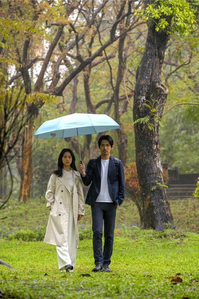 《车顶上的玄天上帝》男女主角林依晨、周渝民在嘉义公园与树木园漫步。（甲上娱乐提供／廖素慧嘉市传真）