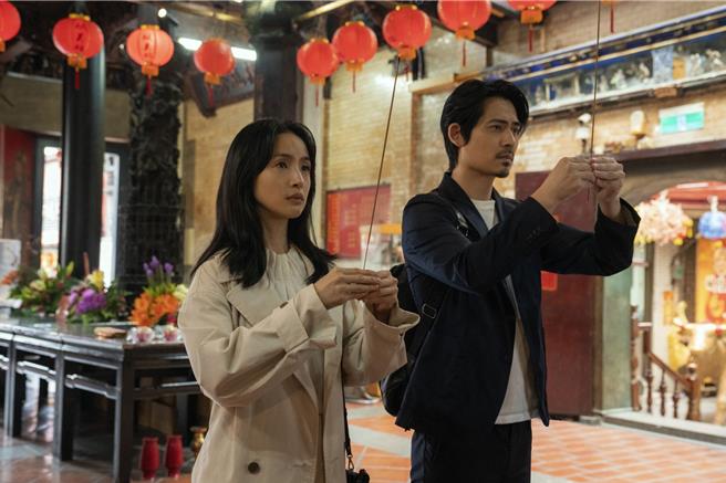 《车顶上的玄天上帝》男女主角林依晨、周渝民在嘉义城隍庙拜拜。（甲上娱乐提供／廖素慧嘉市传真）