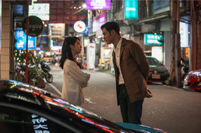 《车顶上的玄天上帝》女主角林依晨与男二阮经天在嘉义市中正路嘉新饭店前。（甲上娱乐提供／廖素慧嘉市传真）