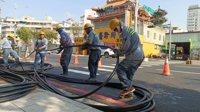 汰換老舊電纜時，現場人員為加快速度，將電纜一次穿過3個人孔，於作業開始前先計算所需的電纜長度。（圖片來源：台電高雄區處提供）