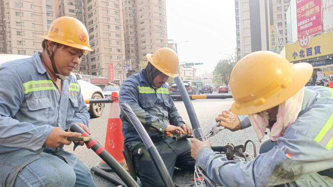 現場人員於人孔外，施作電纜與電纜末端的接頭。（圖片來源：台電高雄區處提供）