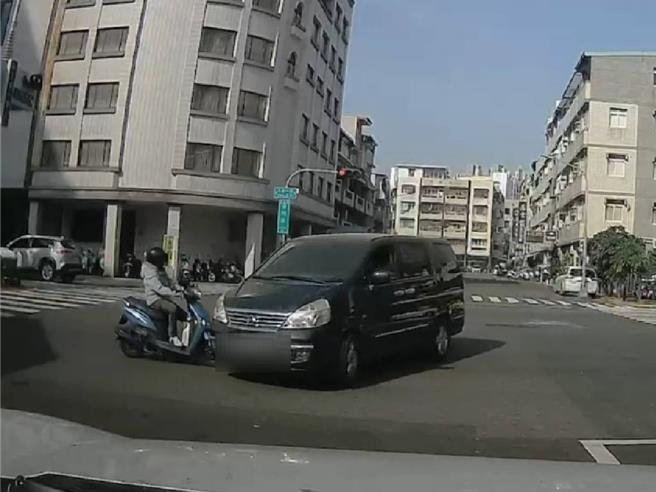 根據行經三民區九如一路與教仁路口民眾提供行車紀錄器，發現左轉的黑色休旅車疑似未禮讓直行車先行，遭直行機車撞上後肇逃，造成女騎士骨折送醫。（民眾提供／任義宇高雄傳真）