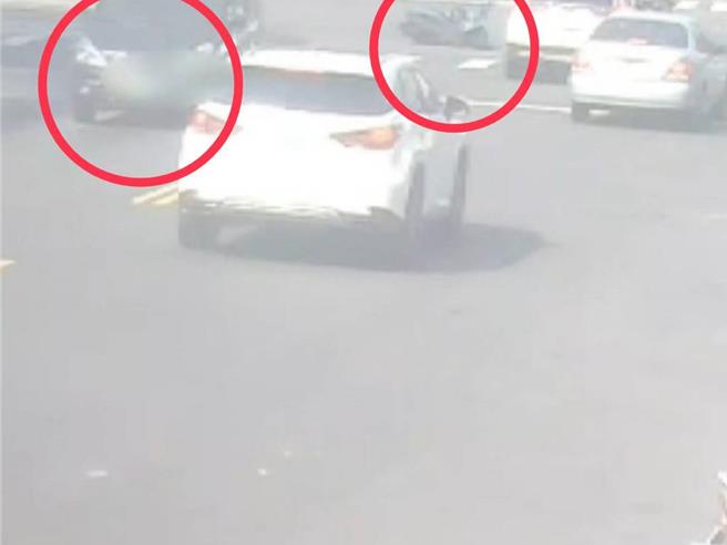 黑色休旅車與機車騎士擦撞後，完全沒有減速就離開現場，警方已掌握肇事駕駛身分全力追查中。（警方提供／任義宇高雄傳真）