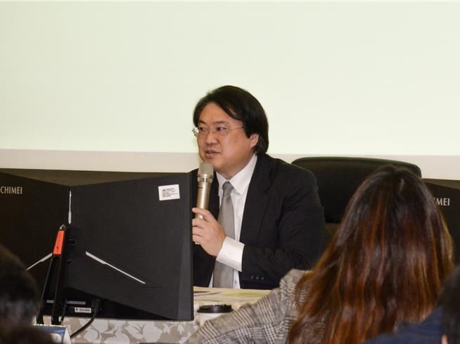 内政部部长林右昌为明年初总统、副总统及立委选举，并积极推动全民反诈工作，于1日下午访视桃园市政府警察局，要求全体员警务必全力做好选前治安工作。（警方提供）