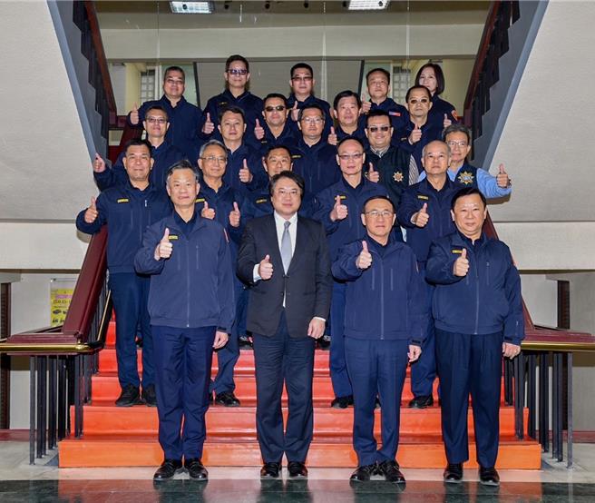 内政部部长林右昌为明年初总统、副总统及立委选举，并积极推动全民反诈工作，于1日下午访视桃园市政府警察局，要求全体员警务必全力做好选前治安工作。（警方提供）