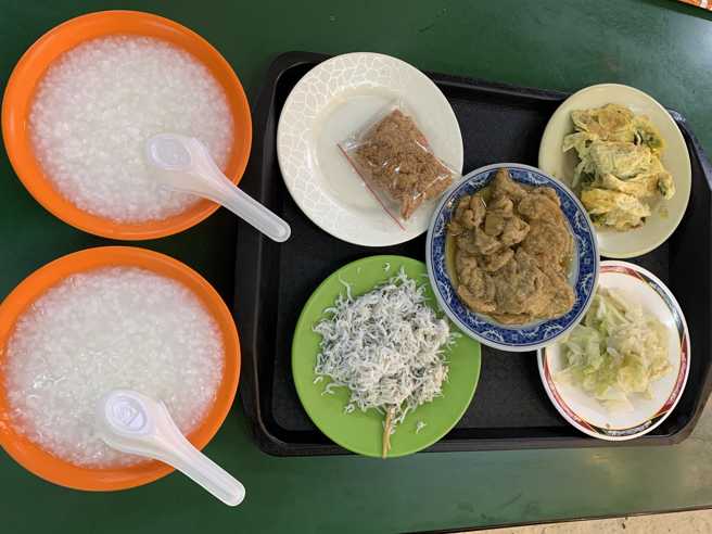 一名網友日前選了5樣冷菜配上2碗清粥就要200元，讓他翻白眼喊「比自助餐還貴」。（圖／翻攝自臉書「爆廢1公社」）