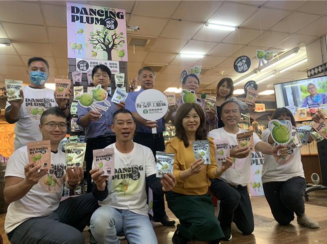 信义乡农会梅子梦工厂1日推出7款「DANCING PLUM梅子跳舞」新口味轻巧包蜜饯，希望抢攻年轻与国际市场。曾雪蒨摄