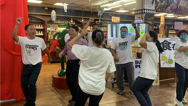 信义乡农会梅子梦工厂1日推出7款「DANCING PLUM梅子跳舞」新口味轻巧包蜜饯，发表会以热舞开场。曾雪蒨摄