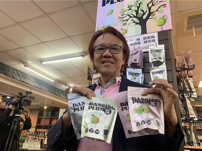 台中胡先生到梅子梦工场参观，快手挑了4款新口味「梅子跳舞」梅子，盛讚小包装方便携带也方便品尝。曾雪蒨摄