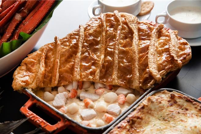 「香脆皮奶香海鲜」以天使虾、珠贝、蛤蜊和白身鱼等海鲜食材熬煮而成的海鲜奶油炖锅，浓郁滋味温暖身心。(大仓久和大饭店提供)