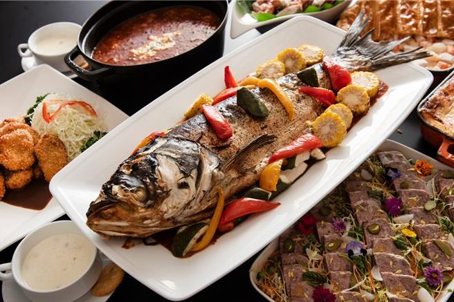 「义式风味红酱鱼」选用重达3公斤的台湾鲢鱼，打造出那不勒斯风格的义大利鱼料理。(大仓久和大饭店提供)