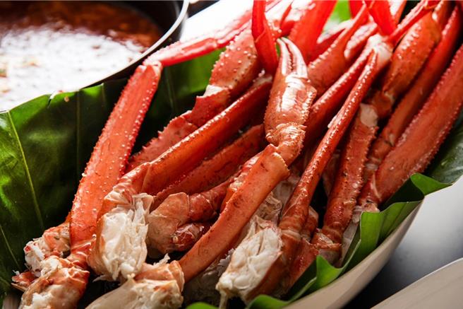 自助餐最受欢迎的生食海鲜区域，包含鲜美天使红虾、松叶蟹脚、熟白虾及现流鱼获的生鱼片等，通通无限供应。(大仓久和大饭店提供)