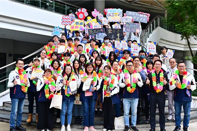 全國高級中等學校學生技藝競賽日前圓滿落幕，台中市明道高中1日表示，明道學子在此次競賽中奪下6金手、7優勝佳績，且職場英文職類更獲全國第1名。（明道中學提供／潘虹恩台中傳真）