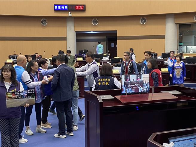 3笔交通改善经费2亿多元被删，赞成与反对的议员互呛。（翻摄画面）