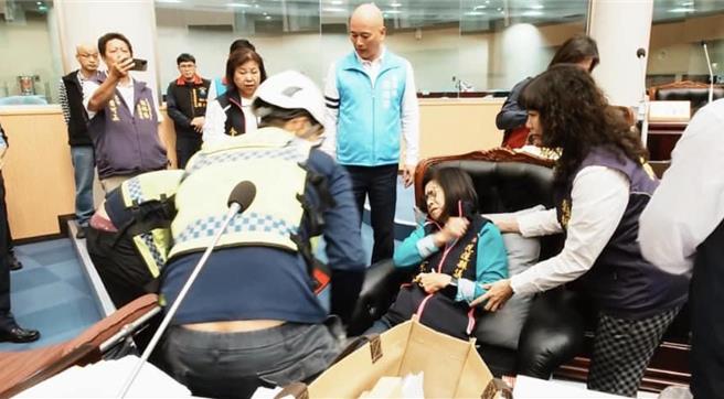 因交通改善预算被删除，南区选出的国民党议员锺素政情绪激动、心臟不适送医。（翻摄画面）
