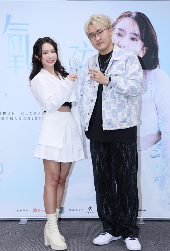 单曲制作人兼歌手言奕（右）惊喜现身，让张雅涵相当感动。（红心字会提供）