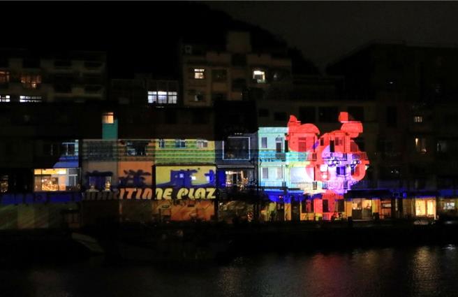 「愛戀港都夜 2023基隆光影節」1日晚間在正濱漁港色彩屋繽紛登場，本次與台灣原創動畫IP《妖果小學》合作，帶來非常可愛的光雕秀。（基隆市政府提供／徐佑昇基隆傳真）
