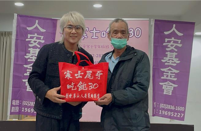 王仁甫（左）今擔任公益大使，遞關懷包給寒士先生。（人安基金會提供）