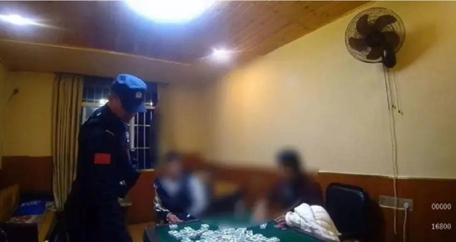 大陆一名赵姓女子麻将桌上连输3千，不由得怀疑自己遭牌友设计诈赌，于是报案处理，求警方为她住持公道。（图／翻摄自网易号）