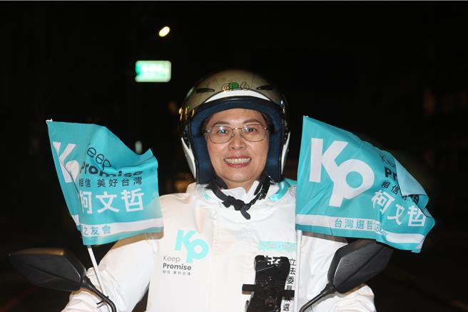 桃園五選區民眾黨立委參選人賴香伶，1日晚間於平鎮競選總部開箱民眾黨總統參選人柯文哲的競選總統專車「美好號」。（賴香伶辦公室提供／蔡明亘桃園傳真）