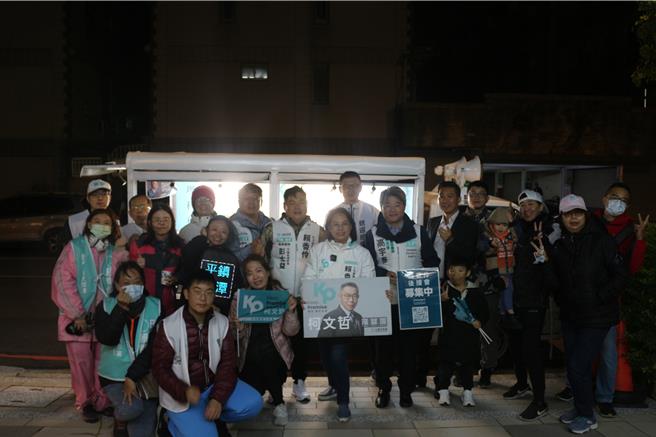 桃園五選區民眾黨立委參選人賴香伶，1日晚間於平鎮競選總部開箱民眾黨總統參選人柯文哲的競選總統專車「美好號」。（賴香伶辦公室提供／蔡明亘桃園傳真）