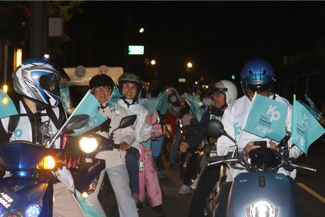 桃園五選區民眾黨立委參選人賴香伶，1日晚間與志工一同騎車繞區宣傳。（賴香伶辦公室提供／蔡明亘桃園傳真）