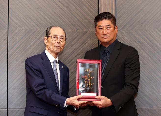 亚洲棒球总会会长暨中华棒协理事长辜仲谅（右）致赠王贞治先生「高风亮节、棒球巨人」金箔竹饰，象徵他在棒球界屹立不摇的贡献和伟大的人格。（图／中华棒协提供）