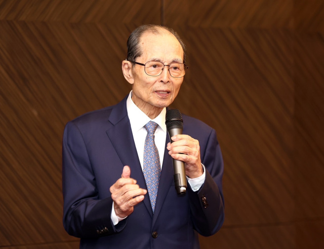 「世界全垒打王」王贞治先生今（1）日下午抵台，明（2）日将为台北大巨蛋投出首场正式比赛前的歷史性第一球，他相信巨蛋可以带动台湾棒球实力突飞猛进。（图／中华棒协提供）