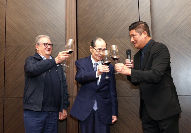亚洲棒球总会会长暨中华棒协理事长辜仲谅（右）特别设宴款待王贞治先生（中）接风洗尘，世界棒垒球总会会长Riccardo Fraccari亦出席这场国际棒球界百年难得一见的盛会。（图／中华棒协提供）
